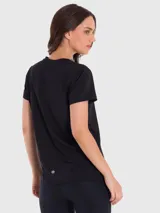 Remera deportiva de manga corta con cuello en V, confeccionada en tejido técnico de secado rápido con calce regular.