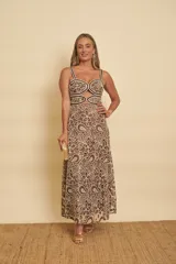Vestido midi de guipur bordado con patrón floral y calados, color marrón y crudo, sin mangas, con tirantes anchos y diseño ajustado en el cuerpo con aberturas en la cintura.