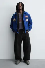 Zapatillas urbanas de cuero sintético negro, con cordones y suela gruesa monocolor.