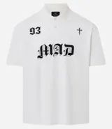 Remera de corte boxy confeccionada en algodón, con cuello polo y cierre frontal de botones. Presenta un diseño estampado en el frente con el número 93, una cruz y la palabra MAD en tipografía gótica.