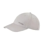 Gorra deportiva de color gris con la inscripción 'TRAIN' bordada en relieve en el frente, visera curva y ojales de ventilación bordados.