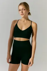 Short deportivo negro de tejido de morley con cintura ancha y logo a contratono en la cintura trasera.