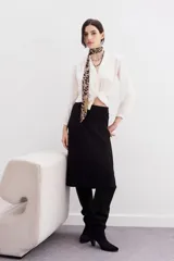 Falda midi tejida color negro, con diseño plisado y cintura elastizada.