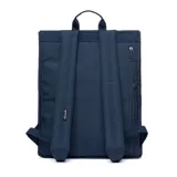 Mochila negra de poliéster con diseño minimalista y compartimento acolchado para portátiles de hasta 15,6".