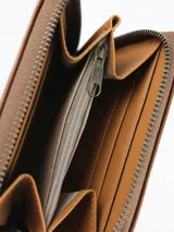 Billetera de formato cuadrado con cierre perimetral, confeccionada en cuero vacuno con detalle de pelo natural estampado en el frente y bordes de cuero liso en tono marrón.