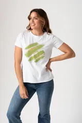 Remera blanca de viscosa con estampado de pinceladas verdes y doradas.