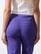 Pantalón capri de gabardina elastizada color beige, marca Zac & Reachel. Pretina ancha elastizada. Delantera y trasera con bolsillos simulados.