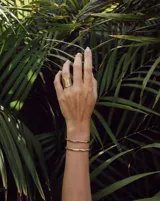 Anillo ancho de alpaca con textura irregular.