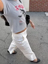 Remera blanca de manga corta y cuello redondo, con estampa frontal inspirada en la banda Sumo y su álbum After Chabón en colores negro y rojo.