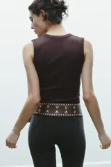 Camiseta negra de corte ajustado (slim fit) con escote en pico profundo y manga sisa.