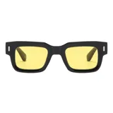 Lentes de sol unisex con montura cuadrada negra y lentes amarillas.