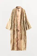 Kimono largo abierto de organza con mangas largas y aberturas laterales. Presenta un diseño con aplicaciones de tejido en relieve a tono y forro interior a contraste.