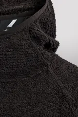 Sudadera de corte regular fit confeccionada en tejido polar con textura efecto pelo. Presenta cuello subido con capucha integrada, manga larga ranglán y acabados con cinta elástica. El bajo es asimétrico, siendo más largo en la parte posterior.