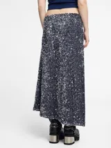 Falda midi negra cubierta de lentejuelas doradas.