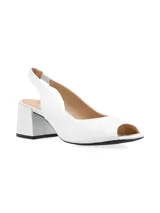 Sandalia tipo slingback color blanco, con taco cuadrado medio y diseño peep-toe.