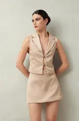 Short pollera de sastrería negro con acabado satinado y cintura entallada.