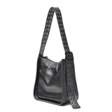 Cartera tipo bandolera de cuero negro con textura granulada. Presenta una correa ancha ajustable con detalles de ojales metálicos y un aplique metálico con el logo de la marca en la parte frontal.