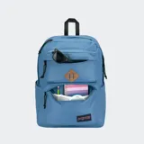 Mochila Jansport Double Break color azul con logo bordado en la parte inferior. Cuenta con dos bolsillos frontales, dos bolsillos laterales para botellas, funda acolchada para laptop de 15 pulgadas, asa de agarre superior y forro reciclado.