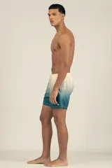 Short de baño con degradé de color beige a azul, con cintura elástica y cordón ajustable. Tiene protección UV50, logo de la marca, dos bolsillos laterales y uno trasero con cierre.