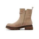 Bota corta de estilo casual, confeccionada en una combinación de cuero liso y gamuza en color negro. Presenta cierre lateral, detalle de tira con broche metálico en el talón y suela track con detalle de costura en contraste.