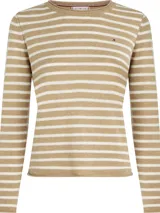 Sweater de lana con cuello redondo y diseño de rayas horizontales en tonos beige y blanco. Presenta un corte regular, mangas largas y el logo de la marca bordado discretamente en el pecho.