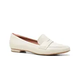 Zapato mocasín de cuero sintético color blanco hueso, con suela plana color caramelo.