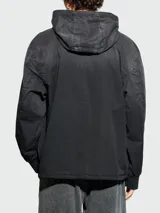 Campera con capucha Diesel modelo J-Ade, de color negro con efecto lavado, cierre frontal completo y puños elásticos.