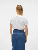 Remera de algodón orgánico con cuello redondo y mangas cortas, de calce regular.