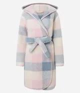 Bata de baño de sherpa con diseño reversible, manga larga, capucha y lazo ajustable en la cintura. Presenta un estampado de cuadros en tonos pastel.