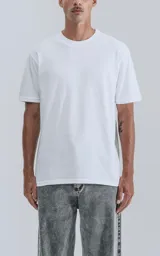 Remera de manga corta y cuello redondo, con calce regular y recorte en la espalda. Confeccionada en algodón premium de tacto suave.