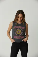 Musculosa de algodón color terracota, con cuello redondo a la base y estampa frontal con diseño de guitarra, alas y texto Rock & Roll 1974 en color dorado.