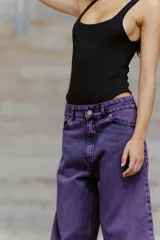 Pantalón de jean violeta, de corte amplio y tiro medio alto.