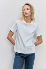 Remera negra de manga corta y cuello redondo, de corte holgado.