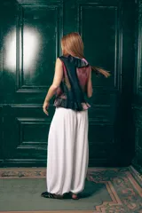 Pantalón babucha blanco con cintura elastizada y bolsillos laterales.