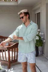 Camisa celeste de lino, de manga larga y corte clásico.