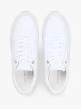 Zapatillas de piel Tommy Hilfiger de corte bajo, color blanco con paneles de ante en tono gris claro, inspiradas en modelos de running retro con suela de EVA y detalles distintivos.