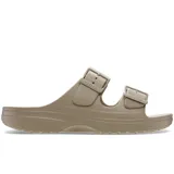 Sandalias Crocs modelo Saturday, color tostado, con diseño de dos tiras con hebillas ajustables y plantilla de espuma Croslite.