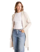 Chaqueta de punto color beige con frente abierto, cuello con solapa, mangas largas y bolsillos frontales. Incluye un lazo para ajustar en la cintura.