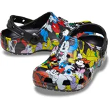 Zueco de diseño clásico tipo Crocs con estampado colorido de Mickey Mouse y sus amigos, con tira pivotante en el talón, perforaciones de ventilación y dijes Jibbitz incluidos.