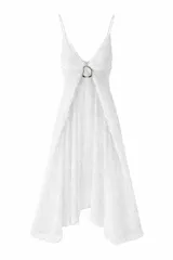 Top de encaje blanco con breteles finos, escote en V profundo y detalle de argolla metálica en el centro del busto. Presenta un diseño con caída fluida y abertura frontal.