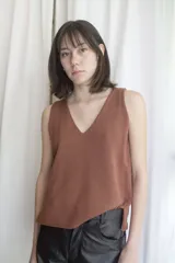 Chaleco de punto color marrón, con escote en V y aberturas laterales en el dobladillo.