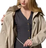 Impermeable gabardina de mujer Columbia modelo Amaze Trench Rain, en color beige claro, con capucha desmontable, cuello alto, cierre frontal con botones y puños ajustables con tiras y botones.