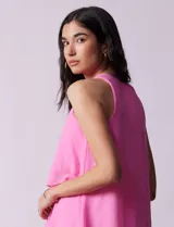 Vestido corto de gasa color amarillo, con escote en V, sin mangas y forro interno a tono.