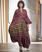 Vestido largo con cuello en V y mangas anchas, confeccionado en tejido de lana y seda a cuadros en tonos fucsia, rojo, verde y amarillo.