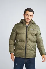 Campera puffer azul marino para hombre, con capucha desmontable, cierre frontal completo, bolsillos con cierre y logo de goma en el pecho.