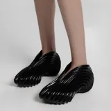 Botas Melissa modelo Closed, color negro, con diseño futurista de líneas onduladas y acabado brillante.