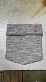 Camisón gris melange de algodón con solapas, mangas cortas y cierre frontal de botones. Cuenta con un bolsillo ojal en el pecho.