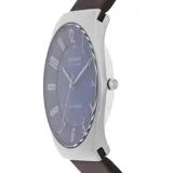 Reloj analógico Skagen modelo Grenen con caja de acero reciclado de 37 mm, esfera azul marino mate con indicadores numéricos y correa de cuero marrón. Cuenta con movimiento solar y resistencia al agua de 3 ATM.