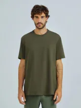 Camiseta básica de manga corta y cuello redondo, confeccionada en algodón de alta calidad con un ajuste cómodo y versátil.