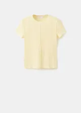 Remera de algodón color amarillo claro, con mangas cortas, cuello redondo y costuras visibles a contratono en la parte frontal y laterales.